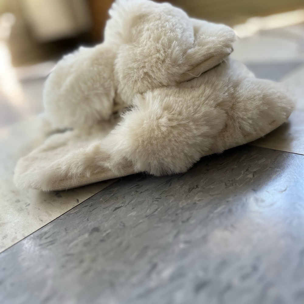 Adorable Crossover slippers!